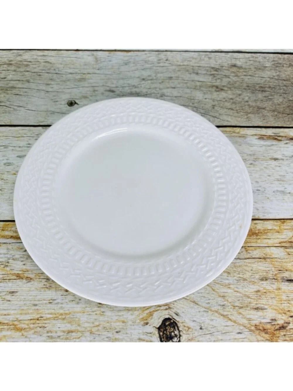 Livingquarters LIQ10 White Embossed Basketweave Lines 7.75